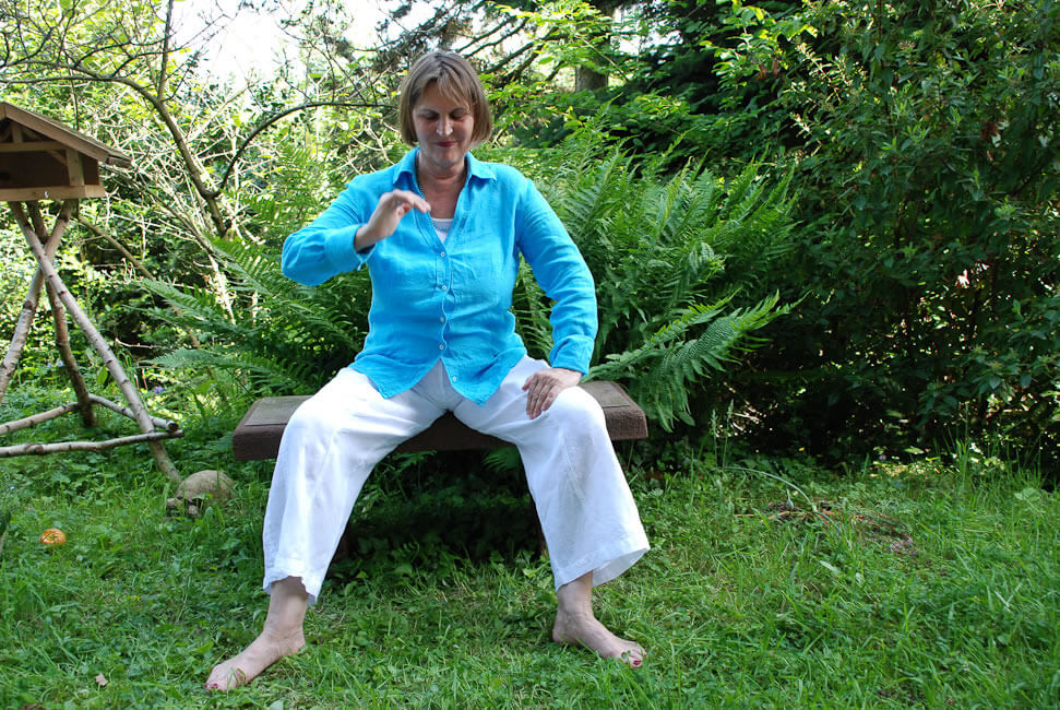 Ich klopfe mit den Händen gegen die geöffneten Oberschenkel.