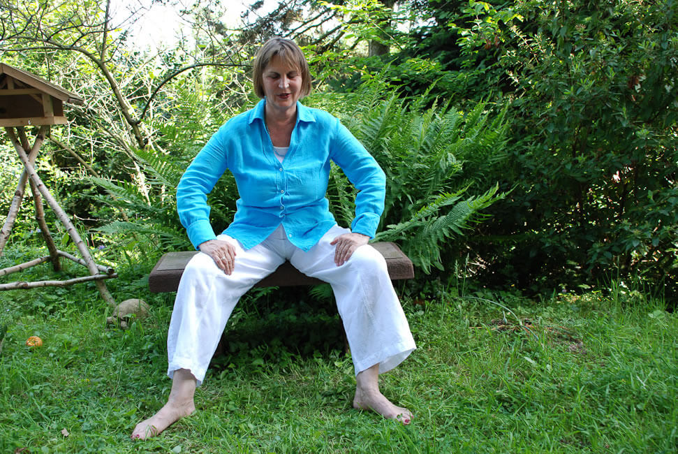 Ich spüre, wie die Energie aus meinem Becken mich immer tiefer mit der Erde verbindet. Ich fühle mich entspannt, meine Gehirnhälften synchronisieren sich.