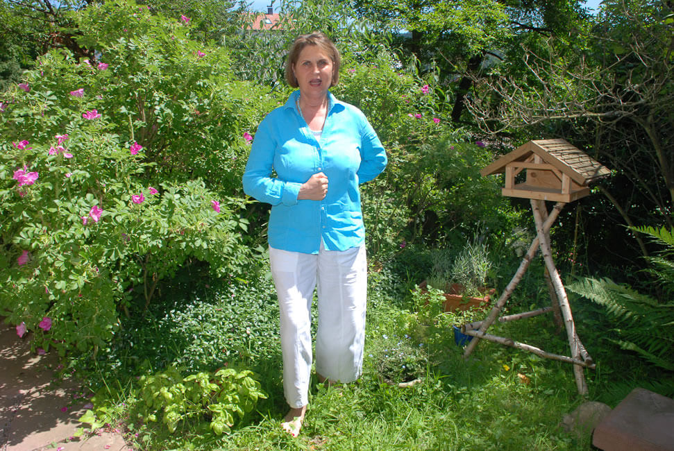 Meine linke Hand ist hinten auf den Rücken in Höhe des Sonnengeflechts.