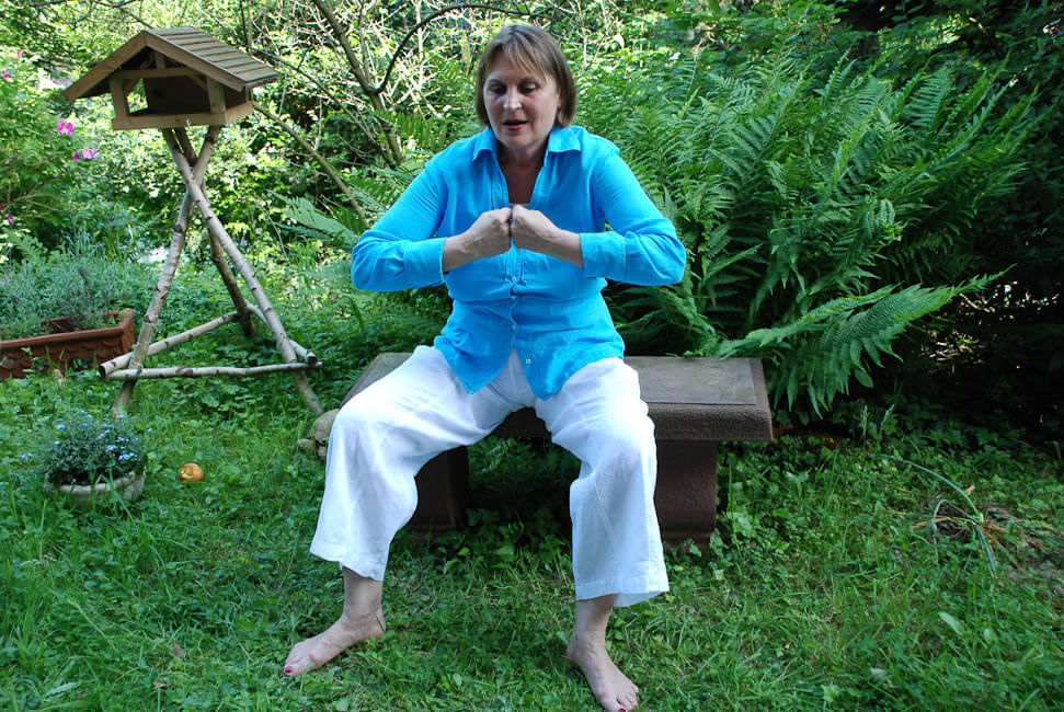 Ich lege meine Hände auf den Brustkorb, dehne sie etwas auseinander und stelle mir vor, wie ich mit den Händen mein Herz-Chakra öffne.