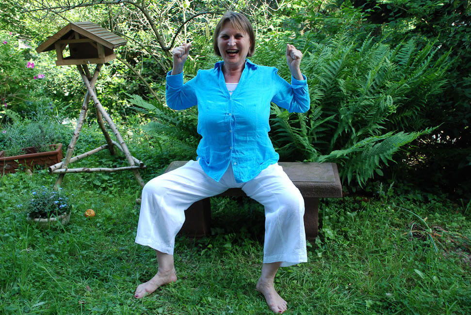 Nun pumpe ich über meine Wirbelsäule so viel Lebensenergie wie möglich aus der Erde nach oben in mein Herz-Chakra.