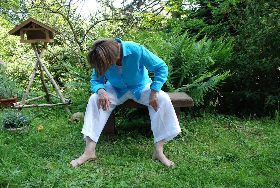 Ich atme tief ein und dehne jetzt meinen Körper langsam in die entgegengesetzte Richtung.