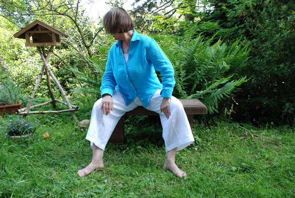 Ich dehne mich vom Becken her weiter nach oben. Die Füße bleiben dabei fest auf dem Boden stehen.