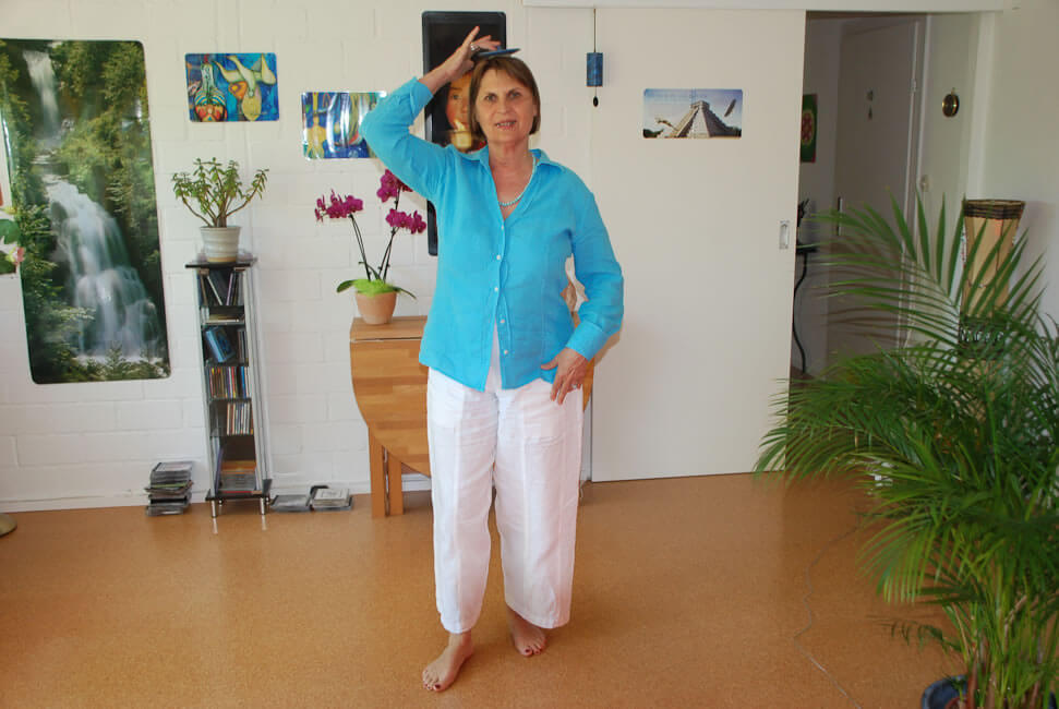 Ich habe dafür den Deckel eines Keramikgefäßes genommen. Das hilft mir, den Kopf gerade und aufrecht zu halten.