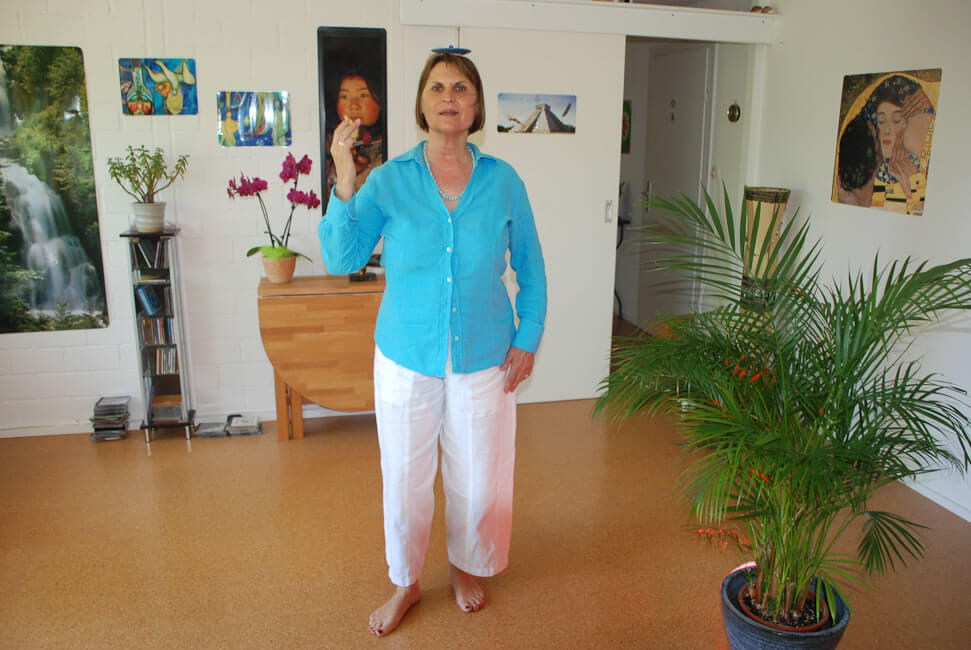 Ich schreite nun voran, als wenn ich vor anderen Menschen eine würdevolle Rede halten würde. Mein Blick ist sanft.