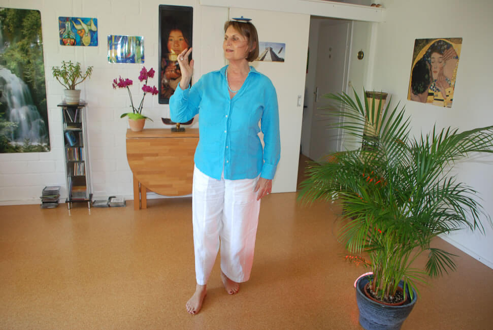 Wenn sich mein Körper nach links dreht, dann folgen meine Augen dieser Bewegung, wie bei einer Schlangenbewegung.