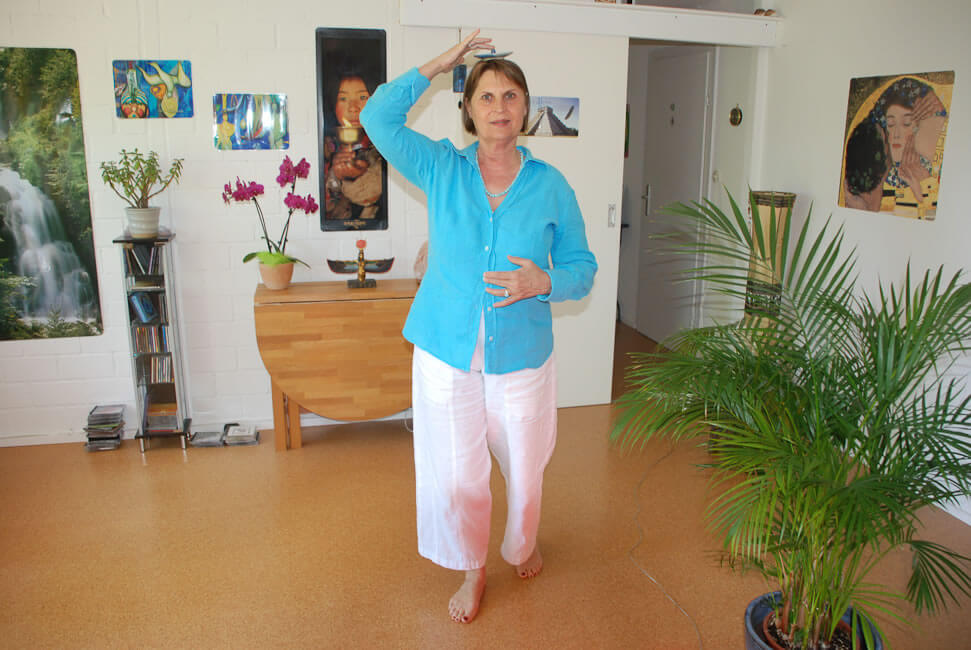 Ich stehe aufrecht, halte meinen Kopf gerade und die Wirbelsäule beweglich