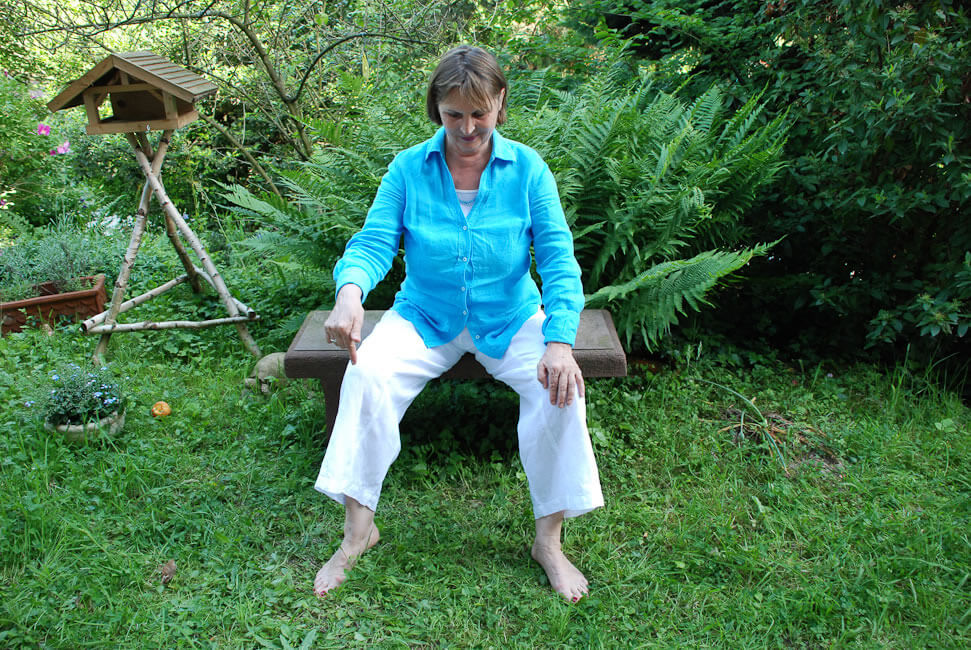 Ich trommle mit den Fersen sanft auf den Boden und erde mich dabei.