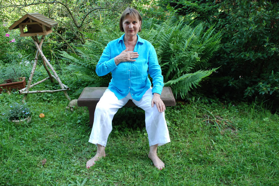 Ich klopfe sanft mit der Hand auf den Brustkorb und sage: „Ich liebe mich“.