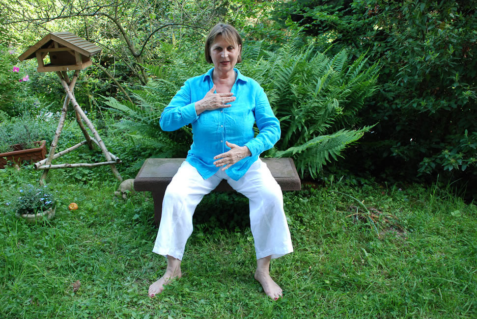 Ich lege die rechte Hand auf das Herz-Chakra und lege die andere Hand auf den Unterbauch.