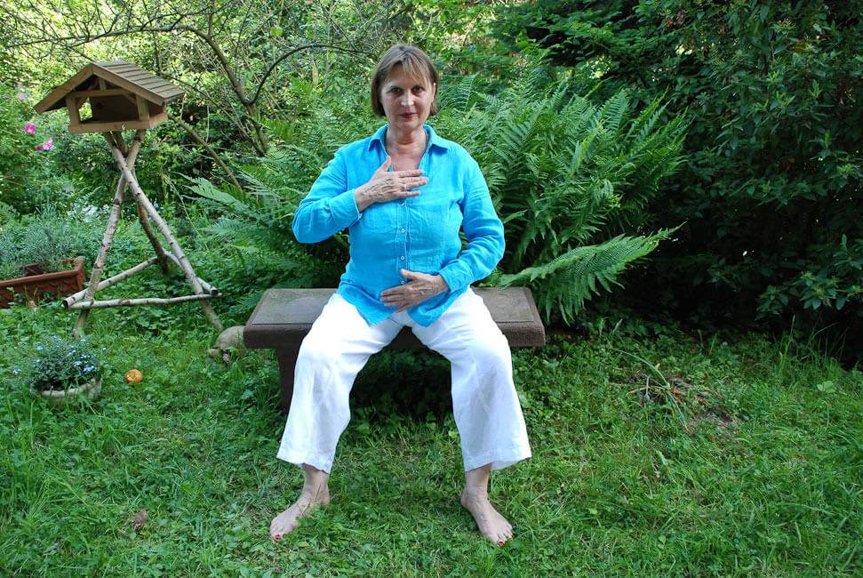 Ich spüre in meinen Unterbauch hinein - hier wohnt mein inneres Kind. Es lebt aus den Erfahrungen der Kindheit.