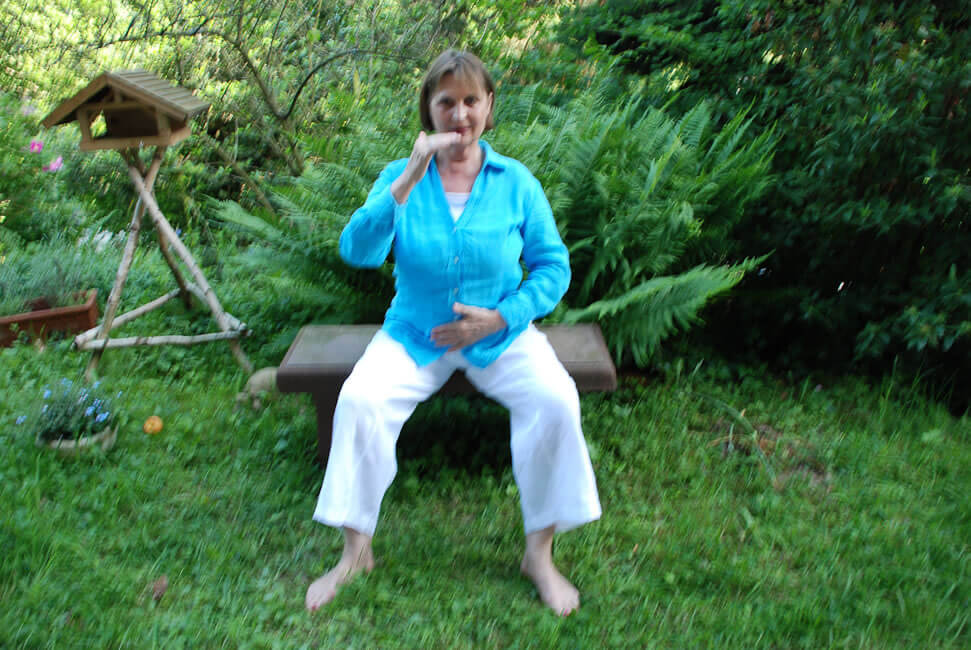 Ich schaufele nun mit der einen Hand von unten nach oben alles raus, was ich jetzt nicht mehr brauche - Sorgen, Ängste, Stress zu meinem Thema.